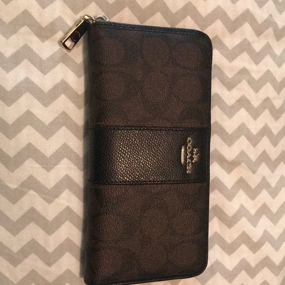 Coach Handbags - Coach zippered wallet